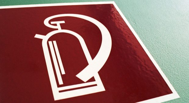 Durch die offene Tür platzen ständig Mitarbeiter mit ihren Nöten herein. Aber muss Chef wirklich gleich jeden Brand löschen?