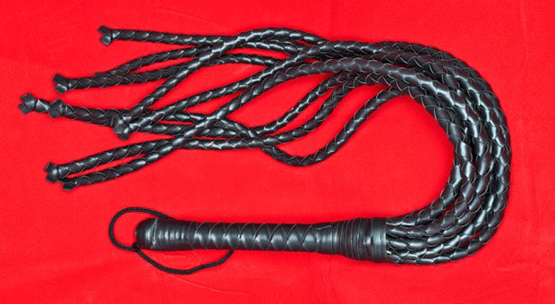 Kundenbegeisterung mit der Peitsche? Schauen Sie sich lieber andere Methoden von Dominas ab.