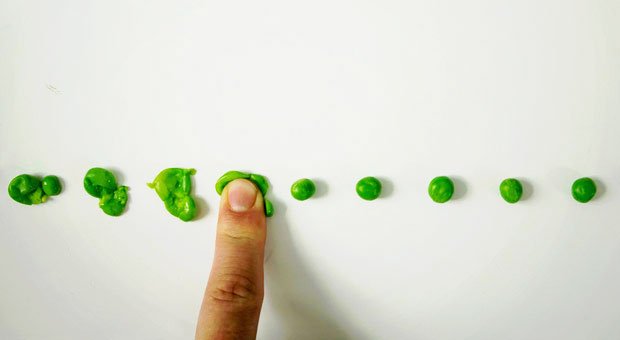 Schlechte Nachrichten für Erbsenzähler: Mitarbeiter wegen Kleinigkeiten zu korrigieren, sollte man sich lieber verkneifen.