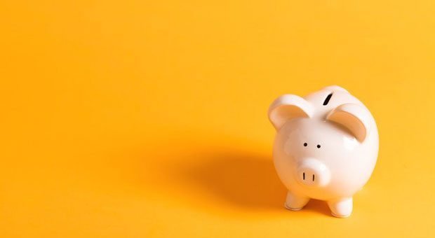 Ein Arbeitgeberdarlehen kann helfen, das Sparschwein von Mitarbeitern leihweise zu füllen.