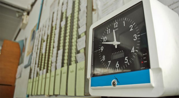 Zurück zur Stechuhr? Das EuGH-Urteil zur Arbeitszeiterfassung versetzt viele Arbeitgeber in Unruhe.