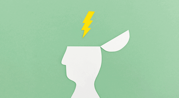 Eine plakative weiß Grafik eines Kopfes mit geöffnetem Schädel, in den ein gelber Blitz reinfährt, vor grünem Hintergrund