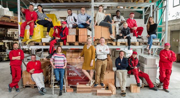 Ausgezeichneter Arbeitergeber: Stefan Hofmann (unten, 5. v. l.) und seine Mitarbeiter von Hopp und Hofmann Schlüsselfertigbau.