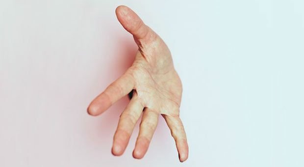 Hand drauf: Der Handschlag zur Begrüßung gehört in manchen Teams zum Alltag.