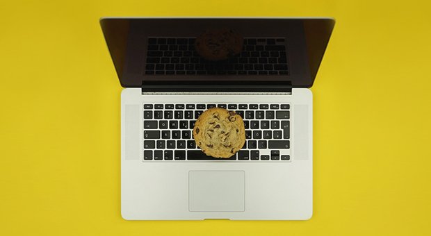 Das Thema Cookie-Hinweis geht vielen auf den Keks. Doch wer Bescheid weiß, muss kein DSGVO-Bußgeld fürchten.