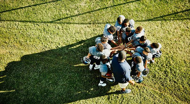 Kurz die Köpfe zusammenstecken: Der Daily Huddle hilft Firmen wie Sportlern, schnell Absprachen zu treffen.