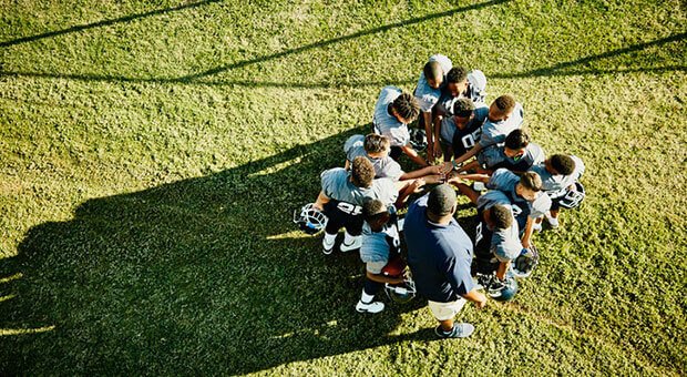 Kurz die Köpfe zusammenstecken: Der Daily Huddle hilft Firmen wie Sportlern, schnell Absprachen zu treffen.