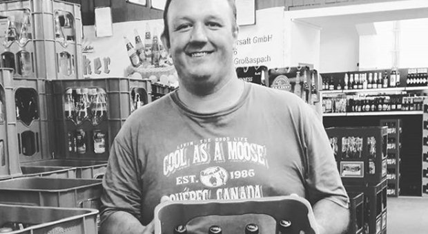 Getränkehändler Hans-Peter Kastner streicht ab 1. August 2019 Einweg-Plastikflaschen aus seinem Sortiment.