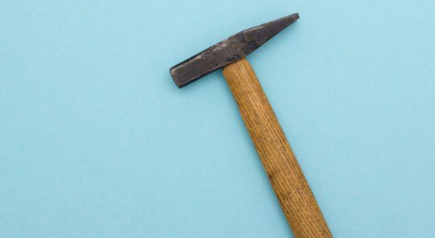 Destruktive Kritik kann wie ein Schlag mit dem Hammer sein: Sie zerstört viel, führt aber nicht ans Ziel.