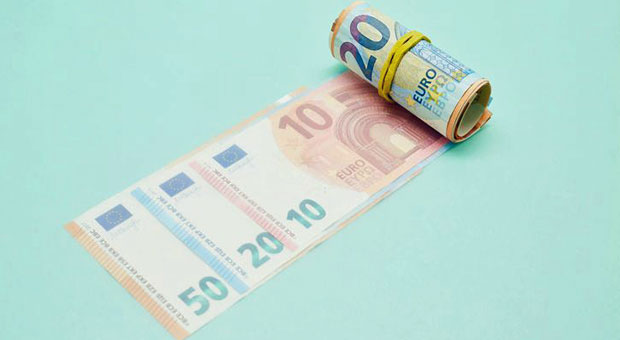 Wer Freelancer beschäftigt, muss ein paar Geldbündel hergeben: Laut Freelancer-Kompass steigt ihr Honorar.