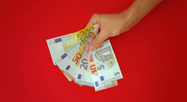 Jedes Jahr freiwillig Urlaubs- oder Weihnachtsgeld zahlen? Aufgepasst! Daraus könnte eine betriebliche Übung entstehen.