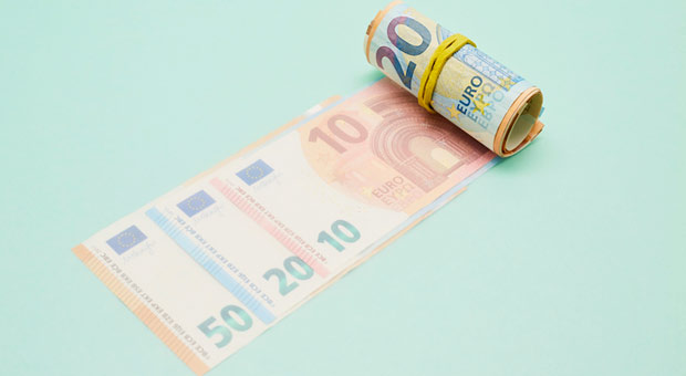 Geld bekommen auch arbeitsunfähige Mitarbeiter, sie haben einen Anspruch auf Lohnfortzahlung im Krankheitsfall.