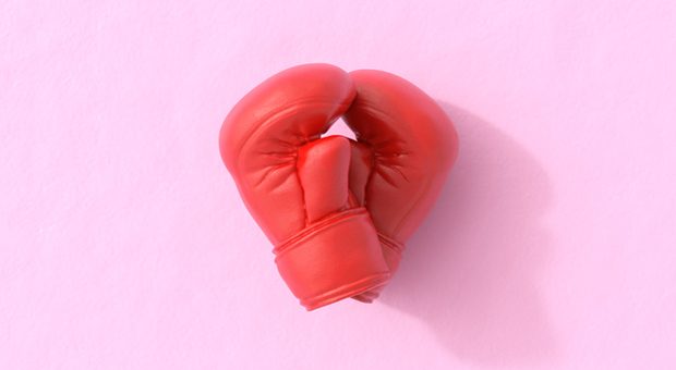 Bei Streit im Team die Boxhandschuhe zücken? Der Einstieg in Konfliktgespräche gelingt auch eleganter.
