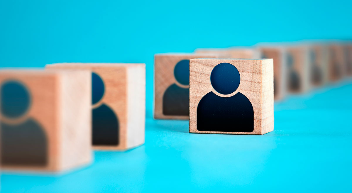 Figuren stehen in einer Reihe