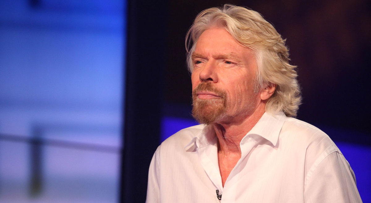 Unternehmer Richard Branson im weißen Hemd