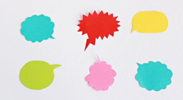 Das Bild zeigt sechs bunte Sprechblasen auf weißem Untergrund.