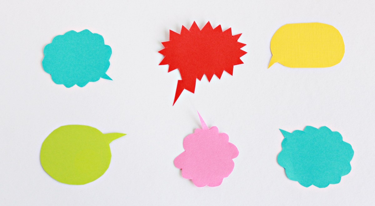 Das Bild zeigt sechs bunte Sprechblasen auf weißem Untergrund.