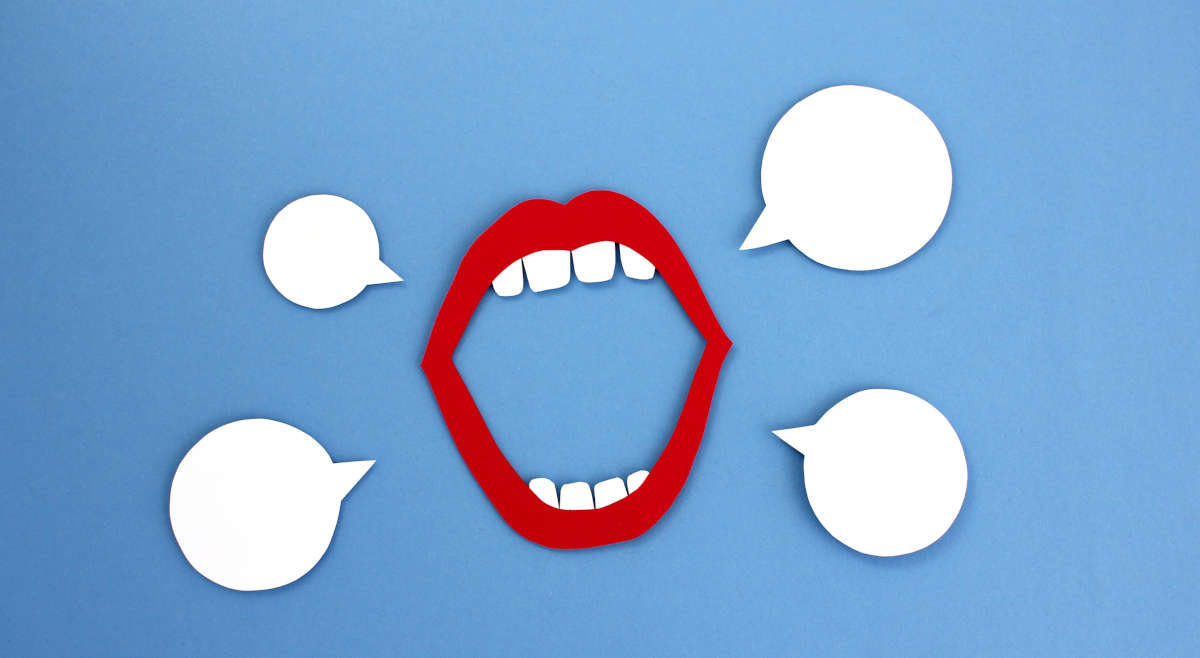 Grafik mit rot geschminkter Mund-Illu, drumherum vier Sprechblasen, alles vor blauem Hintergrund