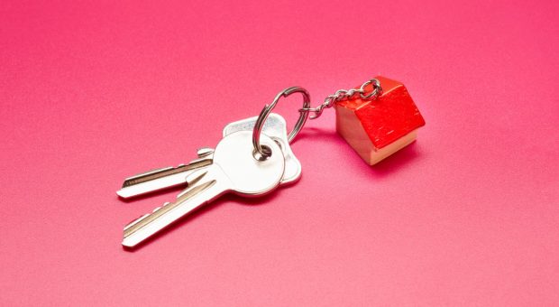 In der Familie lassen sich beim Hausverkauf Steuern sparen