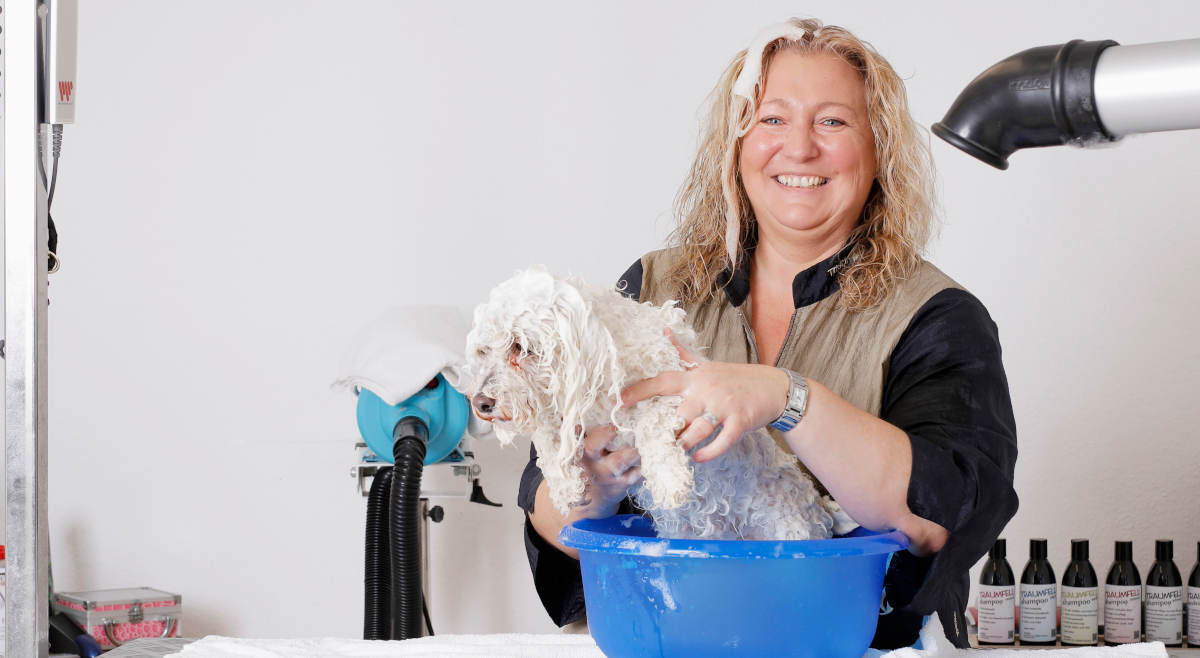 Nicole Theobald in ihrem Salon Traumfell.