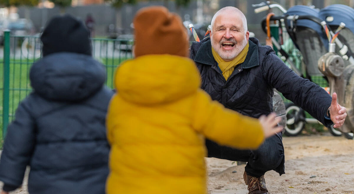 Unternehmer Mike Adams zieht Kraft aus der gemeinsamen Zeit mit seinen zweijährigen Enkeln.