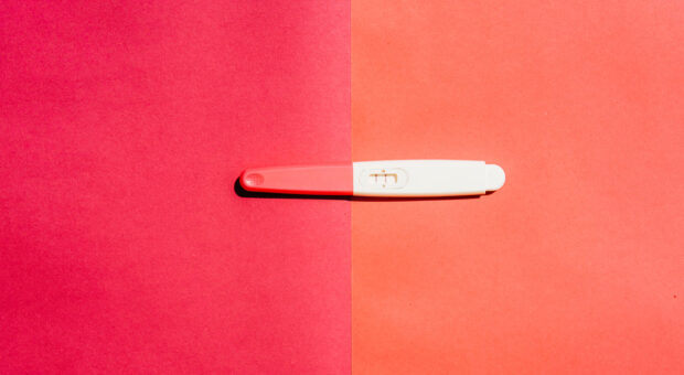 Wenn Mitarbeiterinnen schwanger sind, gelten besondere Vorsichtsmaßnahmen. Das müssen Arbeitgeber beachten.