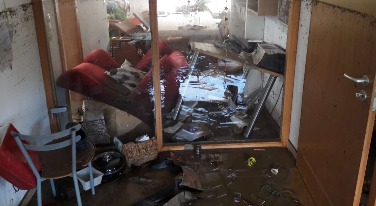 Das Schlammwasser hat die Möbel verschoben.