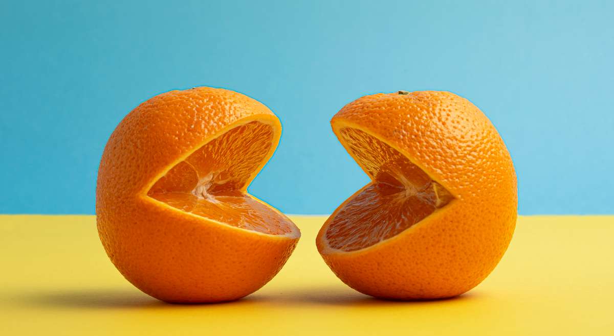 Zwei angeschnittene Orangen, die aussehen, als würden sie zeitgleich sprechen.