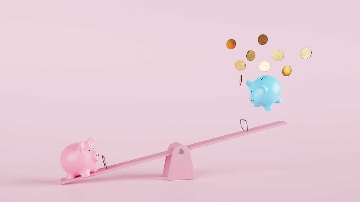 Zwei Sparschweine auf einer Wippe, aus dem Schwein oben auf der Wippe fliegen Münzen heraus