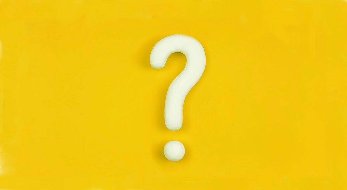 Weißes Fragezeichen auf gelbem Grund