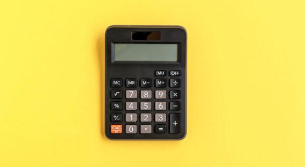 Ein Taschenrechner auf gelbem Hintergrund