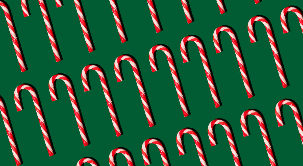 Zuckerstangen auf grünem Hintergrund