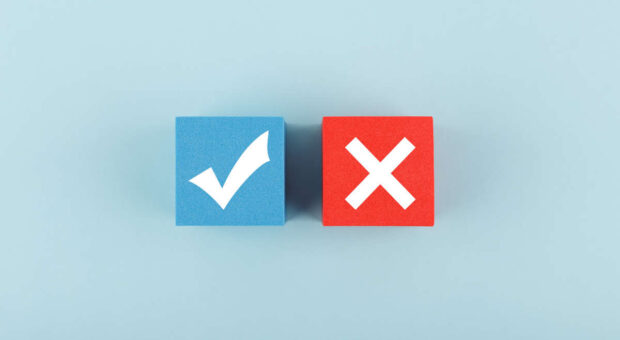 richtig falsch, Haken und Kreuz blauer Hintergrund