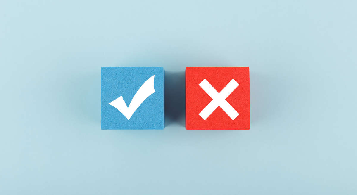 richtig falsch, Haken und Kreuz blauer Hintergrund