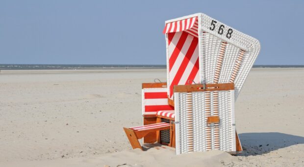 Ein Strandkorb am Meer.