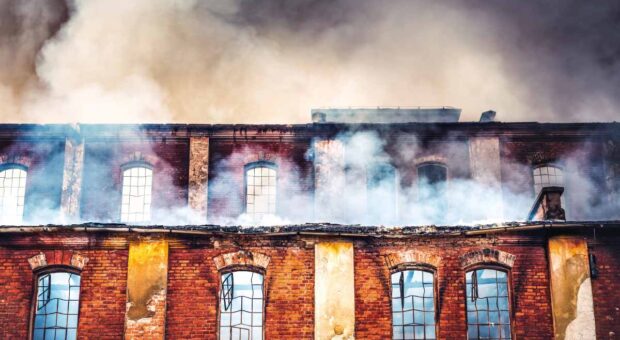 Foto eines brennenden Gebäudes