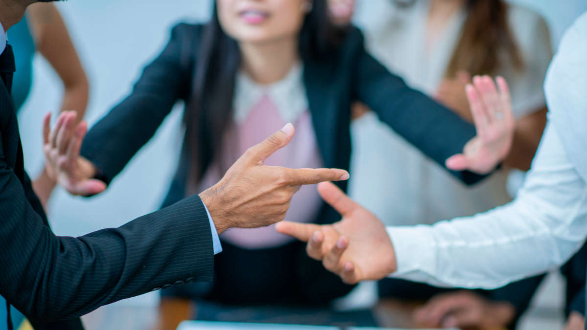 Frau versucht einen Streit zu schlichten