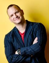 Dr. Nico Rose vor gelbem Hintergrund