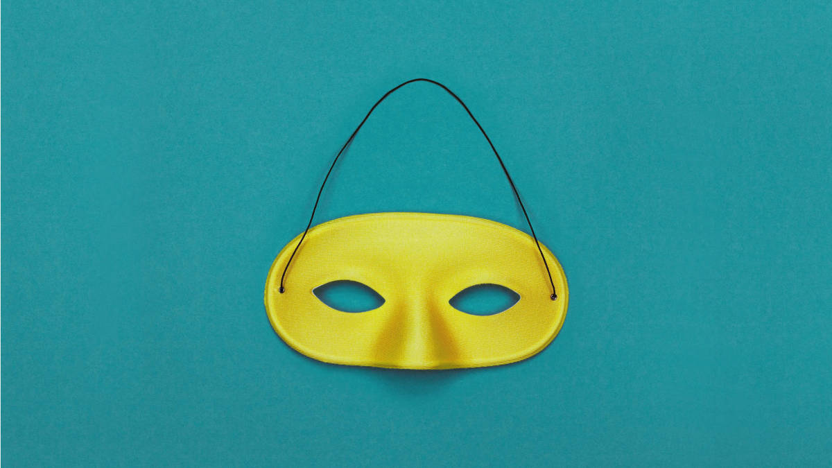 Gelbe Karnevalsmaske auf petrolfarbenem Hintergrund, als Symbolbild für das Thema Einkäufertricks kontern