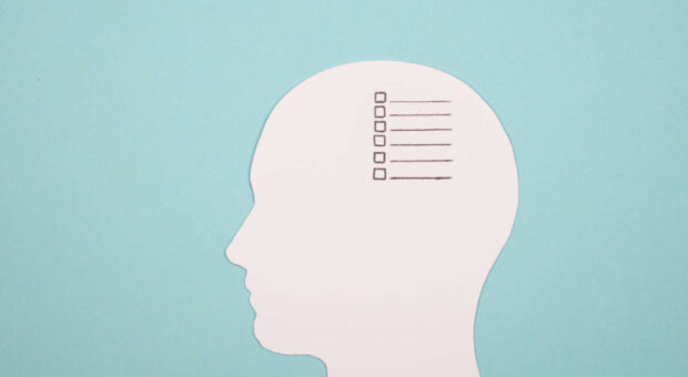 Kopf aus Papier, der mit To-do-Liste gefüllt ist