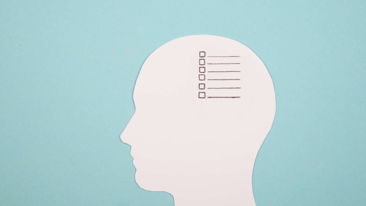 Kopf aus Papier, der mit To-do-Liste gefüllt ist