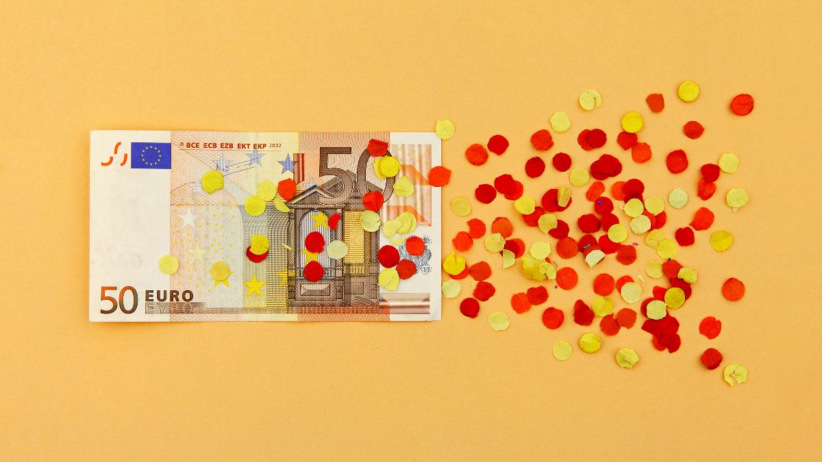 Ein 50 Euro Schein, auf dem Konfetti liegt.