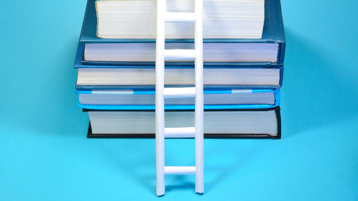 Ein Stapel Bücher: Diese Buchempfehlungen bringen Sie weiter