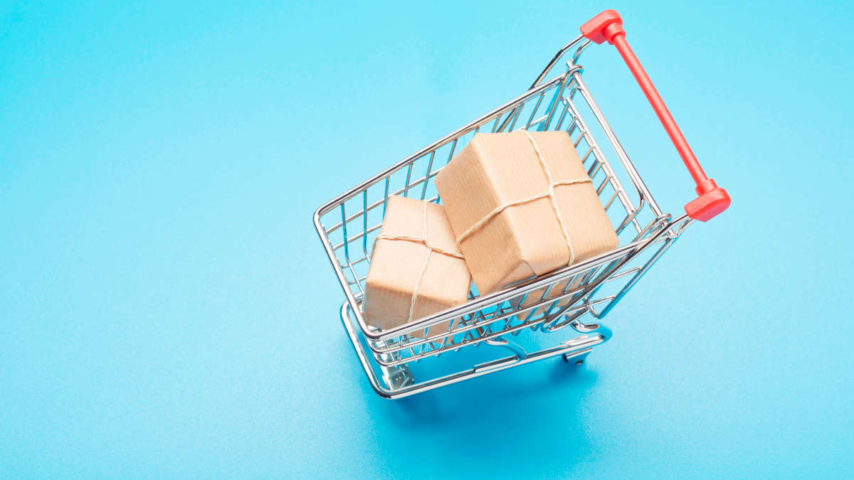 Blick auf einen Einkaufswagen, befüllt mit Päckchen.