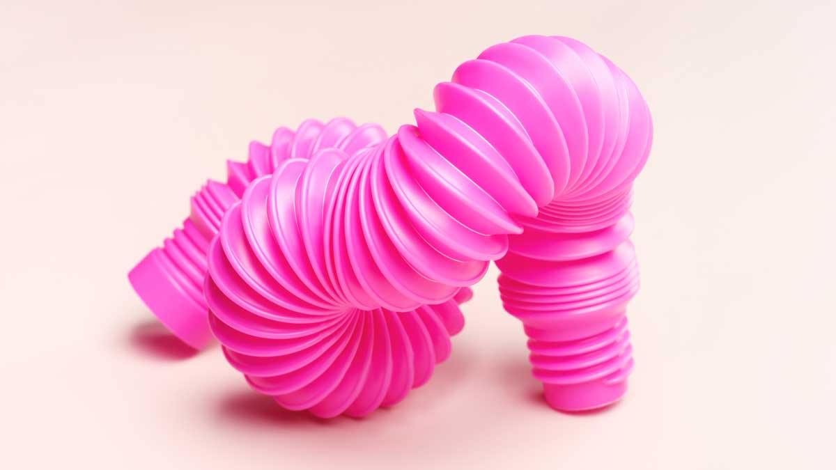 Ein pinkfarbenes, gewundenes Plastikrohr