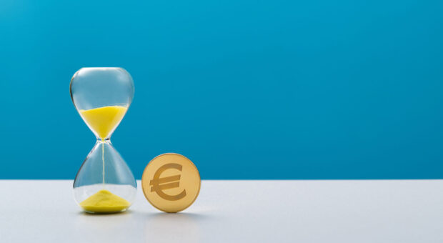 Sanduhr mit Eurosymbol zeigt, dass Meetings teuer werden können.