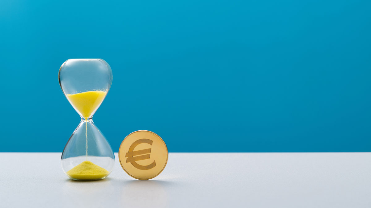 Sanduhr mit Eurosymbol zeigt, dass Meetings teuer werden können.