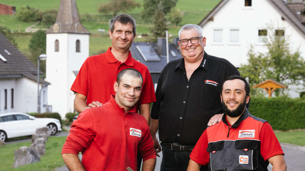 Dachdecker Dirk Jedamzik, Sohn Daniel, Shohin Bobojonov und Bahrillo Subhonqulov