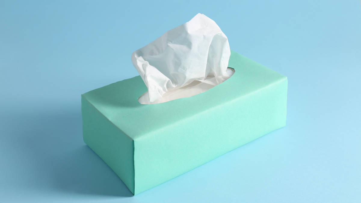 Bild einer türkisen Taschentuchbox auf hellblauem Untergrund.