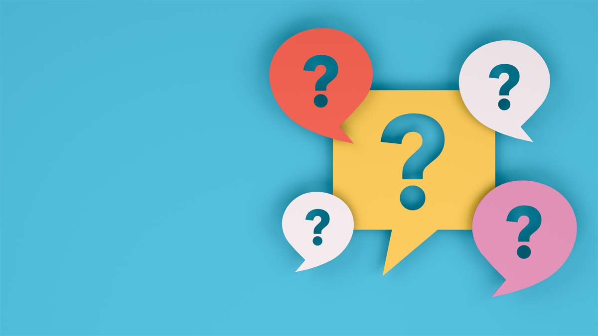 Fünf Fragezeichen aus Tonkarton